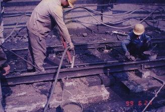 早期熄焦车轨道基础改造过程中--灌注混凝土